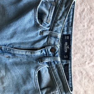 DISTRESSED HOLLISTER MOM JEANS